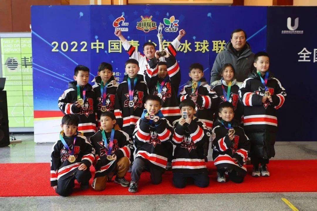 全国青少年冰球联赛，冰上激情飞扬