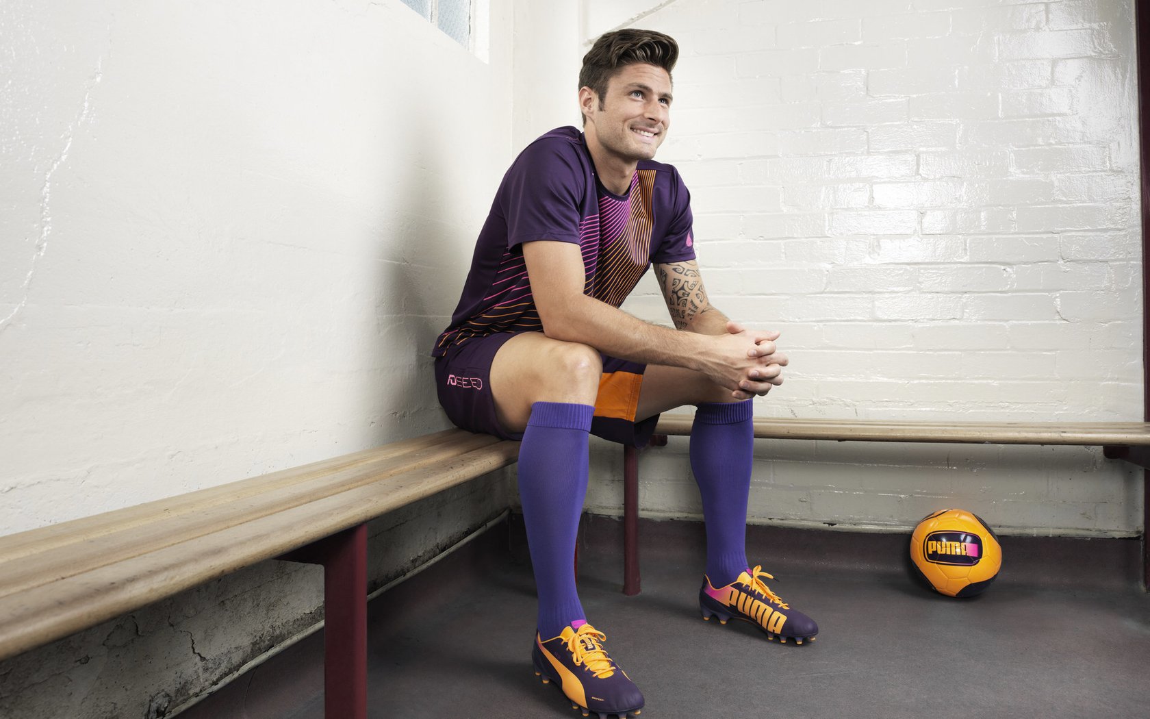 斯密斯：他精准的长传与小范围传球使全黑队战术更加多样化，斯密斯健身