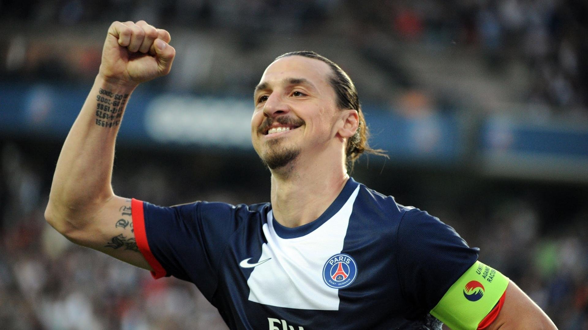 阿伦·斯密斯：他与全黑队后场的默契配合，为球队提供强大支持