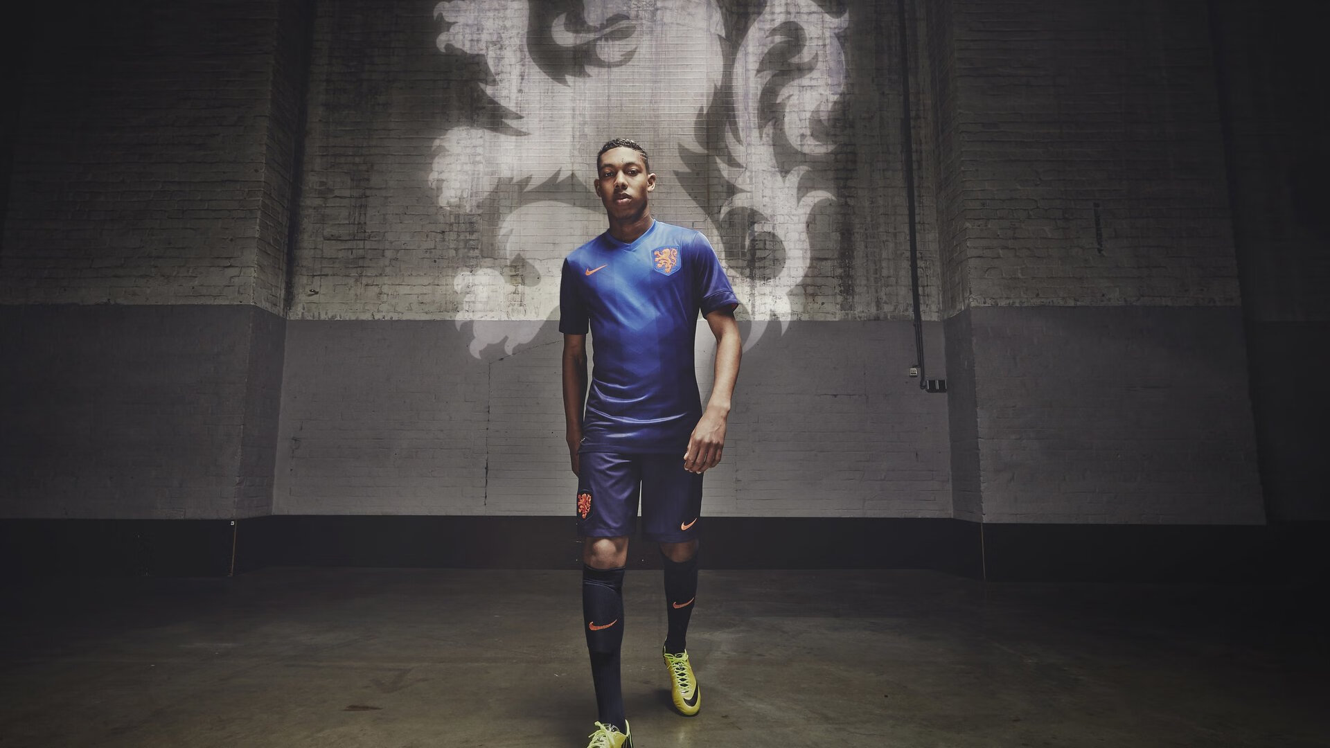 爱游戏娱乐-球迷“狂欢夜”：欧冠现场气氛爆棚瞬间，欧冠球迷交流群